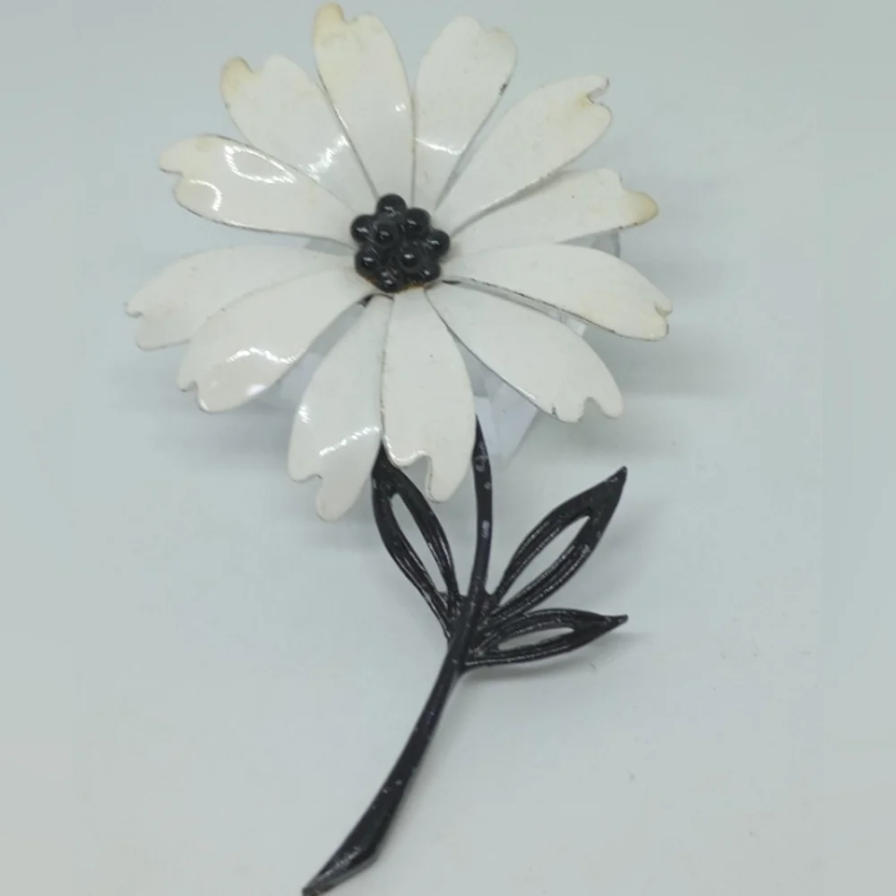 * vintage signed JJ large black & white flowers pin brooch
